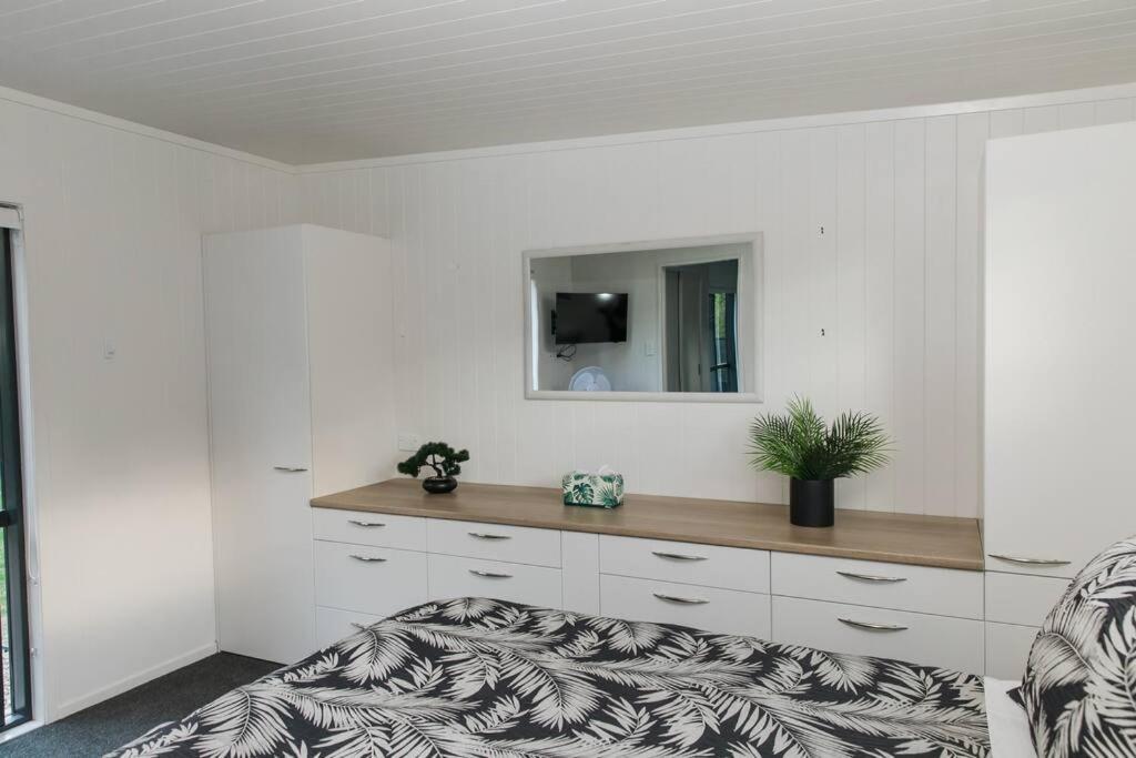 Bombay Hills Modern Retreat Appartement Auckland Buitenkant foto
