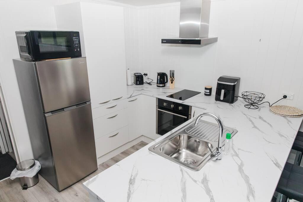 Bombay Hills Modern Retreat Appartement Auckland Buitenkant foto