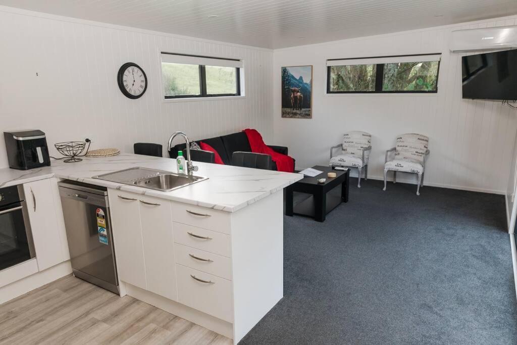 Bombay Hills Modern Retreat Appartement Auckland Buitenkant foto
